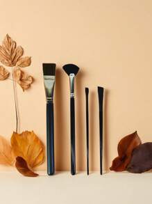 OAMC 这款全新四支装刀片刷套装，包含扁平面膜刷、大号刀片刷、小号刀片刷和高光刷，便携实用，适合初学者和专业化妆师使用。