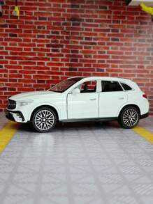 YCMODEL Un modèle de voiture en alliage simulé d'un véhicule SUV tout-terrain urbain GLC400. Le corps principal du modèle de voiture est en alliage de zinc et les deux côtés des portes peuvent s'ouvrir. Le capot avant et le hayon peuvent également s'ouvrir. C'est une voiture-jouet pour enfants avec des fonctions de simulation de son et de lumière. Le modèle de voiture finement fabriqué et de haute qualité convient à la collection et peut être offert comme cadeau d'anniversaire aux enfants.