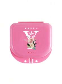 Estuche de almacenamiento para retenedores dentales ortodónticos con patrón de flores rosas y letras blancas de la A a la Z, contenedor para protector bucal, estuche para dentaduras, caja ventilada para aparatos de ortodoncia, caja para retenedores, caja de almacenamiento dental, caja para colocación de dentaduras, seguro y fácil de usar, suministros para el hogar, la oficina y el dormitorio, artículos de almacenamiento doméstico, fácil de transportar