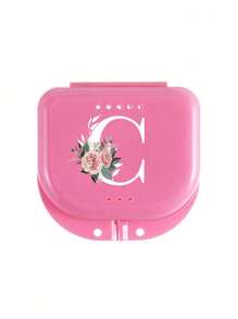 Estuche de almacenamiento para retenedores dentales ortodónticos con patrón de flores rosas y letras blancas de la A a la Z, contenedor para protector bucal, estuche para dentaduras, caja ventilada para aparatos de ortodoncia, caja para retenedores, caja de almacenamiento dental, caja para colocación de dentaduras, seguro y fácil de usar, suministros para el hogar, la oficina y el dormitorio, artículos de almacenamiento doméstico, fácil de transportar