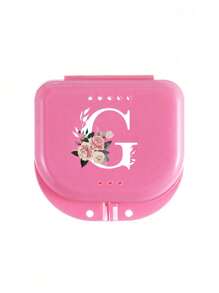 Estuche de almacenamiento para retenedores dentales ortodónticos con patrón de flores rosas y letras blancas de la A a la Z, contenedor para protector bucal, estuche para dentaduras, caja ventilada para aparatos de ortodoncia, caja para retenedores, caja de almacenamiento dental, caja para colocación de dentaduras, seguro y fácil de usar, suministros para el hogar, la oficina y el dormitorio, artículos de almacenamiento doméstico, fácil de transportar