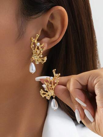 1 对新款时尚珊瑚形仿珍珠女士耳环，独特配饰