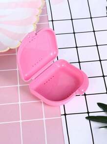 Estuche de almacenamiento para retenedores dentales ortodónticos con patrón de flores rosas y letras blancas de la A a la Z, contenedor para protector bucal, estuche para dentaduras, caja ventilada para aparatos de ortodoncia, caja para retenedores, caja de almacenamiento dental, caja para colocación de dentaduras, seguro y fácil de usar, suministros para el hogar, la oficina y el dormitorio, artículos de almacenamiento doméstico, fácil de transportar