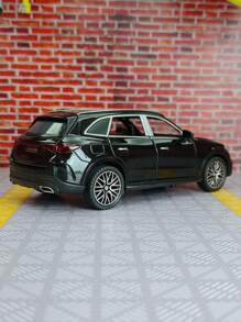 YCMODEL Un modèle de voiture en alliage simulé d'un véhicule SUV tout-terrain urbain GLC400. Le corps principal du modèle de voiture est en alliage de zinc et les deux côtés des portes peuvent s'ouvrir. Le capot avant et le hayon peuvent également s'ouvrir. C'est une voiture-jouet pour enfants avec des fonctions de simulation de son et de lumière. Le modèle de voiture finement fabriqué et de haute qualité convient à la collection et peut être offert comme cadeau d'anniversaire aux enfants.