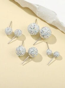 1 paire de boucles d'oreilles à tige en argent sterling inspirées des flocons de neige avec une collection captivante de cristaux montés à la main.