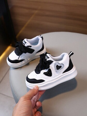 1 par de zapatos deportivos para exteriores con suela suave, antideslizante y con cordones, con diseño de corazón, apropiados para niños pequeños en todas las estaciones