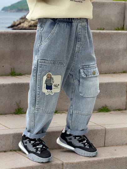 Jeans di cotone casual con stampa di cartoni animati e tasche per ragazzi, adatti per la primavera