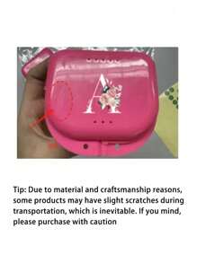 Estuche de almacenamiento para retenedores dentales ortodónticos con patrón de flores rosas y letras blancas de la A a la Z, contenedor para protector bucal, estuche para dentaduras, caja ventilada para aparatos de ortodoncia, caja para retenedores, caja de almacenamiento dental, caja para colocación de dentaduras, seguro y fácil de usar, suministros para el hogar, la oficina y el dormitorio, artículos de almacenamiento doméstico, fácil de transportar