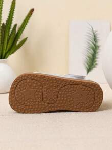 زوج أحذية ربيعية/صيفية لطيفة وجميلة مع تزيين بالفيونكات خاصة بالبنات