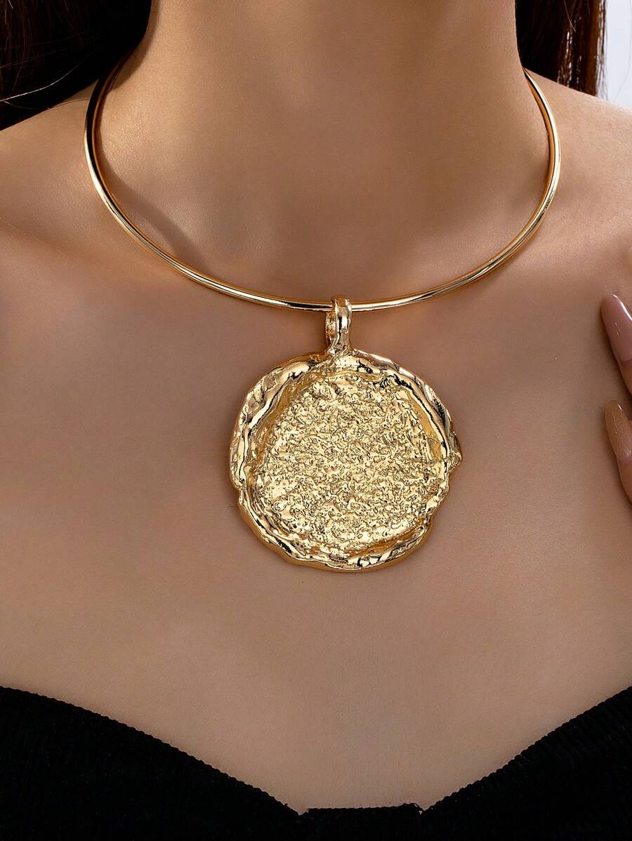1 Stück gehämmerter großer Metall-Medaillon-Dekor Choker-Halskette in Goldfarbe, übertriebener abstrakter Statement-Anhänger-Halskette für Frauen