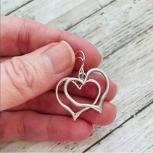 1 Par de Brincos Retrô em Formato de Coração de Metal Vintage Envelhecido na Cor Prateada, Presente para o Dia dos Namorados, Mãe, Dia das Mães, Presente