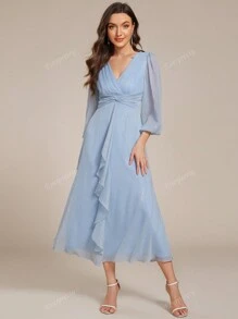 Vestido de dama de honor elegante de largo hasta la rodilla con cuello en V, mangas largas, con detalle de glitter, nudo torsionado y fruncido en color azul claro para invitadas de boda