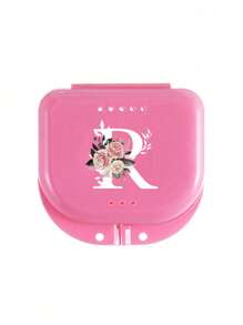Estuche de almacenamiento para retenedores dentales ortodónticos con patrón de flores rosas y letras blancas de la A a la Z, contenedor para protector bucal, estuche para dentaduras, caja ventilada para aparatos de ortodoncia, caja para retenedores, caja de almacenamiento dental, caja para colocación de dentaduras, seguro y fácil de usar, suministros para el hogar, la oficina y el dormitorio, artículos de almacenamiento doméstico, fácil de transportar