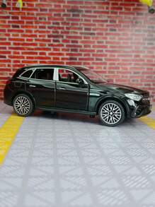 YCMODEL Un modèle de voiture en alliage simulé d'un véhicule SUV tout-terrain urbain GLC400. Le corps principal du modèle de voiture est en alliage de zinc et les deux côtés des portes peuvent s'ouvrir. Le capot avant et le hayon peuvent également s'ouvrir. C'est une voiture-jouet pour enfants avec des fonctions de simulation de son et de lumière. Le modèle de voiture finement fabriqué et de haute qualité convient à la collection et peut être offert comme cadeau d'anniversaire aux enfants.