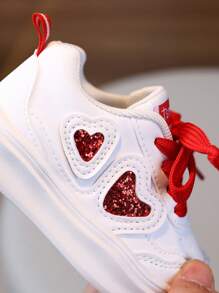 1 paire de Baskets de sport extérieur avec tige , motif de cœur mignon, semelle souple et antidérapante, confortable pour bébé. Convient pour toutes les saisons.