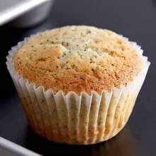 [100/200/500 UNIDADES] Envases para cupcakes y magdalenas de estilo natural y blanco - Capacillos de papel antiadherente de 1.96" (5 cm) de diámetro en la base, resistentes, compostables y libres de cloro para usar en freidora de aire/congelador/preparación de comidas (caramelos, chocolates, recuerdos de fiesta, kits de cocina para el aula, presentaciones de postres para bodas, uso en cafeterías). Tazas desechables para hornear, envasado de tartas, perfecta opción para cumpleaños, festivales y fiestas - Color verdadero de la pulpa de madera. - Ver 5