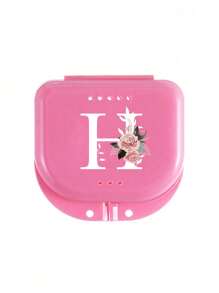 Estuche de almacenamiento para retenedores dentales ortodónticos con patrón de flores rosas y letras blancas de la A a la Z, contenedor para protector bucal, estuche para dentaduras, caja ventilada para aparatos de ortodoncia, caja para retenedores, caja de almacenamiento dental, caja para colocación de dentaduras, seguro y fácil de usar, suministros para el hogar, la oficina y el dormitorio, artículos de almacenamiento doméstico, fácil de transportar