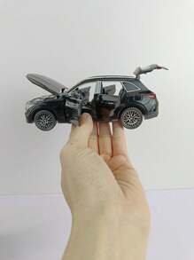 YCMODEL Un modèle de voiture en alliage simulé d'un véhicule SUV tout-terrain urbain GLC400. Le corps principal du modèle de voiture est en alliage de zinc et les deux côtés des portes peuvent s'ouvrir. Le capot avant et le hayon peuvent également s'ouvrir. C'est une voiture-jouet pour enfants avec des fonctions de simulation de son et de lumière. Le modèle de voiture finement fabriqué et de haute qualité convient à la collection et peut être offert comme cadeau d'anniversaire aux enfants.