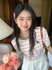 夏季绿色可爱休闲条纹撞色圆领 T 恤女士，学院风设计针织上衣，动物猫刺绣