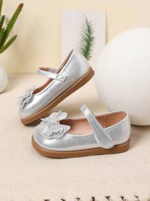 زوج أحذية ربيعية/صيفية لطيفة وجميلة مع تزيين بالفيونكات خاصة بالبنات