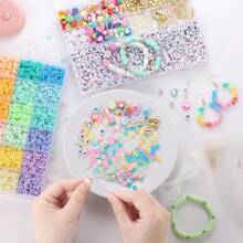 Un set de 3500/2800 cuentas, con cuentas Heishi de 6mm para hacer pulseras y brazaletes, incluye cordón elástico para hacer pulseras de la amistad, con 24 colores de cuentas de arcilla polimérica, convirtiéndolo en un regalo perfecto para manualidades DIY para familiares y amigos.