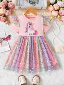 Abito estivo da ragazza con stampa unicorno, collo rotondo, maniche corte, spalle arricciate, blocchi di colore, maglia traforata e tulle a stelle