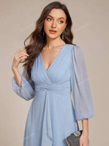 Vestido de dama de honor elegante de largo hasta la rodilla con cuello en V, mangas largas, con detalle de glitter, nudo torsionado y fruncido en color azul claro para invitadas de boda