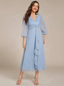 Vestido de dama de honor elegante de largo hasta la rodilla con cuello en V, mangas largas, con detalle de glitter, nudo torsionado y fruncido en color azul claro para invitadas de boda
