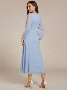 Vestido de dama de honor elegante de largo hasta la rodilla con cuello en V, mangas largas, con detalle de glitter, nudo torsionado y fruncido en color azul claro para invitadas de boda