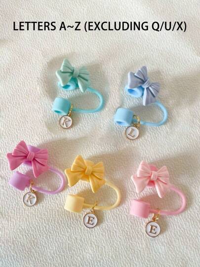 1 个吸管盖 + 1 个杯子吸管套装，带有粉色字母 A~Z 的吊坠（不包括 Q/U/X）可爱蝴蝶结形吸管盖，硅胶可重复使用防尘吸管盖，吸管塞盖，厨房，适合日常使用，装饰杯子，防尘，也可作为礼物送给朋友、家人和爱人，节日礼物，生日礼物，母亲节礼物，以及返校礼物