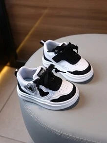 زوج أحذية رياضية أطفال ذات نعل ناعم مضاد للانزلاق بنمط قلب، قابلة للربط، مناسبة للأطفال في جميع المواسم