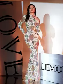 LOVE&LEMONADE 杏色亮片长袖立领长款晚礼服（前后印花不搭配，随机花卉图案），派对礼服，婚礼宾客礼服，礼服，长袍 - 杏色 - 查看 1