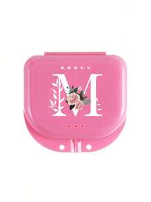 Estuche de almacenamiento para retenedores dentales ortodónticos con patrón de flores rosas y letras blancas de la A a la Z, contenedor para protector bucal, estuche para dentaduras, caja ventilada para aparatos de ortodoncia, caja para retenedores, caja de almacenamiento dental, caja para colocación de dentaduras, seguro y fácil de usar, suministros para el hogar, la oficina y el dormitorio, artículos de almacenamiento doméstico, fácil de transportar