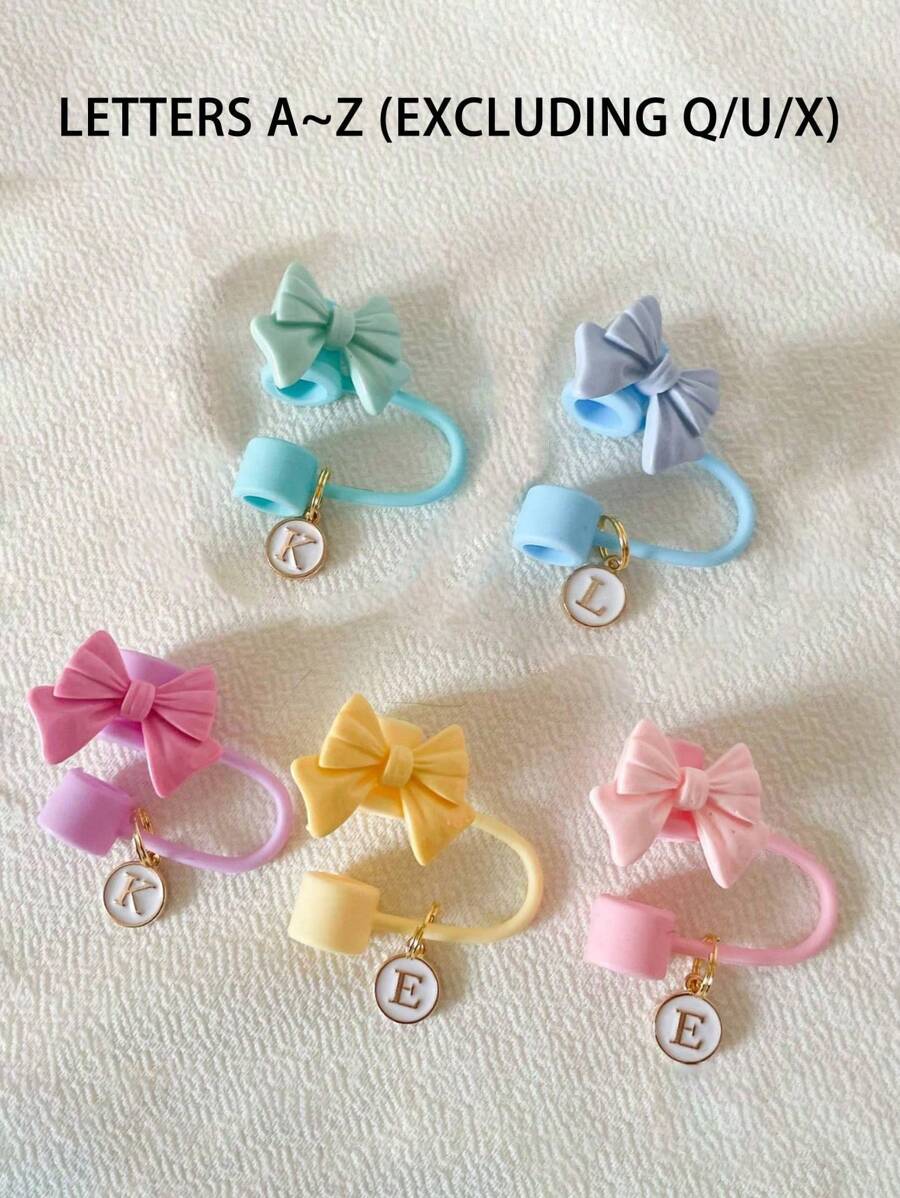 一套包含草帽和杯套，草帽采用可爱的蝴蝶结设计，印有A-Z字母（不含Q/U/X），配有可重复使用的硅胶防尘杯套和吸管塞，是厨房/圣诞礼物的理想之选。