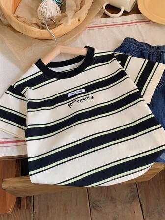 年轻男孩休闲条纹圆领 T 恤，夏季风格