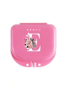Estuche de almacenamiento para retenedores dentales ortodónticos con patrón de flores rosas y letras blancas de la A a la Z, contenedor para protector bucal, estuche para dentaduras, caja ventilada para aparatos de ortodoncia, caja para retenedores, caja de almacenamiento dental, caja para colocación de dentaduras, seguro y fácil de usar, suministros para el hogar, la oficina y el dormitorio, artículos de almacenamiento doméstico, fácil de transportar