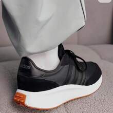 Adidas Zapatillas retro de entrenamiento, carreras y vida cotidiana con amortiguación, estilo años 70, cómodas para correr - Negro - Ver 2