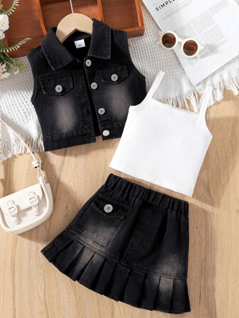 适合年轻女孩的 3 件套：酷炫黑色水洗牛仔背心搭配银色纽扣 + 黑色水洗牛仔下装搭配撞色口袋和褶皱下摆 + 白色罗纹针织吊带上衣，时尚又可爱的春夏风格