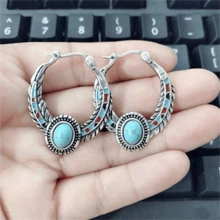 1 对波西米亚复古仿绿松石羽毛形耳环，适合女性休闲日常佩戴或送礼，适合任何场合