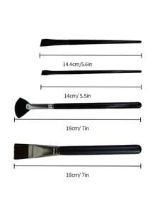 OAMC 这款全新四支装刀片刷套装，包含扁平面膜刷、大号刀片刷、小号刀片刷和高光刷，便携实用，适合初学者和专业化妆师使用。