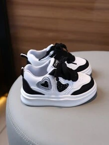 زوج أحذية رياضية أطفال ذات نعل ناعم مضاد للانزلاق بنمط قلب، قابلة للربط، مناسبة للأطفال في جميع المواسم