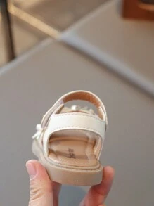 1 para dziewczęcych sandałów PU Pearl Hook & Loop Strap Flat Cute, odpowiednich na lato