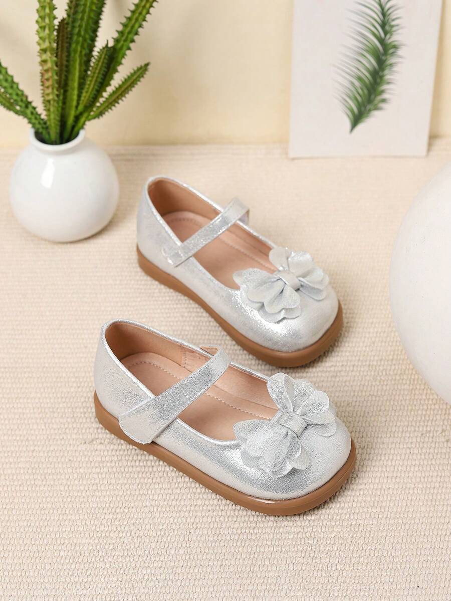 زوج أحذية ربيعية/صيفية لطيفة وجميلة مع تزيين بالفيونكات خاصة بالبنات