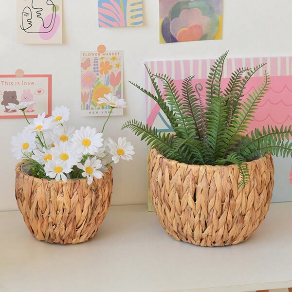 1 Stück gewebter Wasserhyazinthe Korb. Diese Körbe haben eine wasserdichte Gurtfütterung und eignen sich zum Verwenden als Blumentöpfe oder Pflanzkübel. Sie sind ideal für die Dekoration von Wohnzimmern, Balkonen, Gärten, Schlafzimmern und Hochzeitsszenarien. Die natürliche grüne Farbe passt zu verschiedenen Einrichtungsstilen.