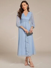 Vestido de dama de honor elegante de largo hasta la rodilla con cuello en V, mangas largas, con detalle de glitter, nudo torsionado y fruncido en color azul claro para invitadas de boda