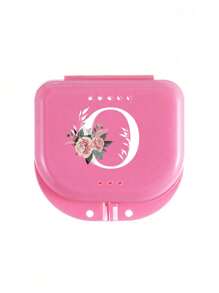 Estuche de almacenamiento para retenedores dentales ortodónticos con patrón de flores rosas y letras blancas de la A a la Z, contenedor para protector bucal, estuche para dentaduras, caja ventilada para aparatos de ortodoncia, caja para retenedores, caja de almacenamiento dental, caja para colocación de dentaduras, seguro y fácil de usar, suministros para el hogar, la oficina y el dormitorio, artículos de almacenamiento doméstico, fácil de transportar