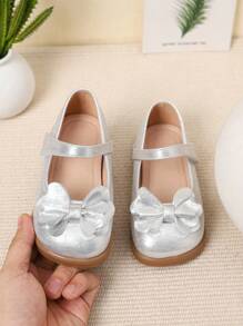 زوج أحذية ربيعية/صيفية لطيفة وجميلة مع تزيين بالفيونكات خاصة بالبنات