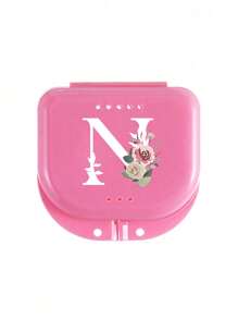 Estuche de almacenamiento para retenedores dentales ortodónticos con patrón de flores rosas y letras blancas de la A a la Z, contenedor para protector bucal, estuche para dentaduras, caja ventilada para aparatos de ortodoncia, caja para retenedores, caja de almacenamiento dental, caja para colocación de dentaduras, seguro y fácil de usar, suministros para el hogar, la oficina y el dormitorio, artículos de almacenamiento doméstico, fácil de transportar