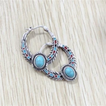 1 对波西米亚复古仿绿松石羽毛形耳环，适合女性休闲日常佩戴或送礼，适合任何场合