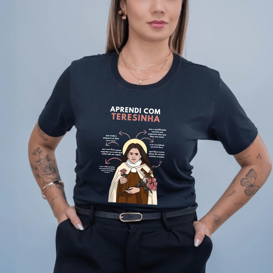 Camiseta Larguinha Algodão Estamp Aprendi Com Santo Teresinha Cristã Católica - Preto - Visão 1
